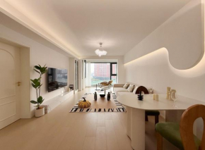 EHUB - Modern Rare 4-Bedroom APT, 50m from subway